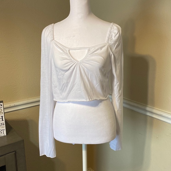 💞 5 for $10💞 White Long Sleeve Keyhole Crop Top - Picture 1 of 6